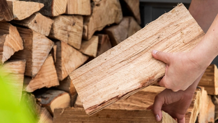 Optimaliseer Je Openhaardervaring met Stijlvolle Brandhoutrekken